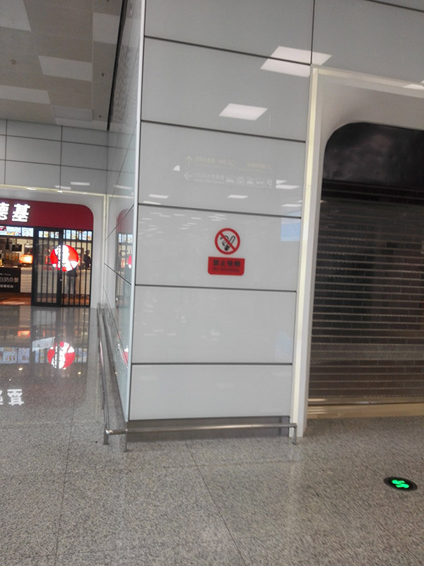 建筑、家具和家電鋼化玻璃油墨在室內(nèi)隔斷上的運用